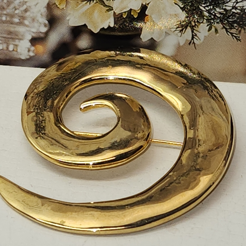 #2438, SIGNED MONET SPIRAL BROOCH GOLD PLATED UNISEX 2.5"INCHES